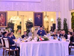 Seskab Teddy Bantah Ada Alkohol dalam Jamuan Presiden Macron di Jakarta