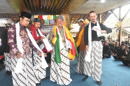 Selama sepekan penuh, warga Desa Rancakalong, Kecamatan Rancakalong, Kabupaten Sumedang, menyelenggarakan perayaan budaya tahunan Ngalaksa 2025, yang berlangsung mulai Selasa (13/5) hingga Minggu (18/5) di Bale Adat Rancakalong, kawasan Desa Wisata Rancakalong.