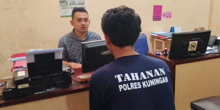 Satuan Reserse Kriminal Polres Kuningan berhasil menangkap HS (33), seorang residivis pencurian minimarket yang telah beraksi di sejumlah kota di Jawa Barat. Pelaku ditangkap di rumah istri sirinya di Kabupaten Indramayu pada Minggu pagi.
