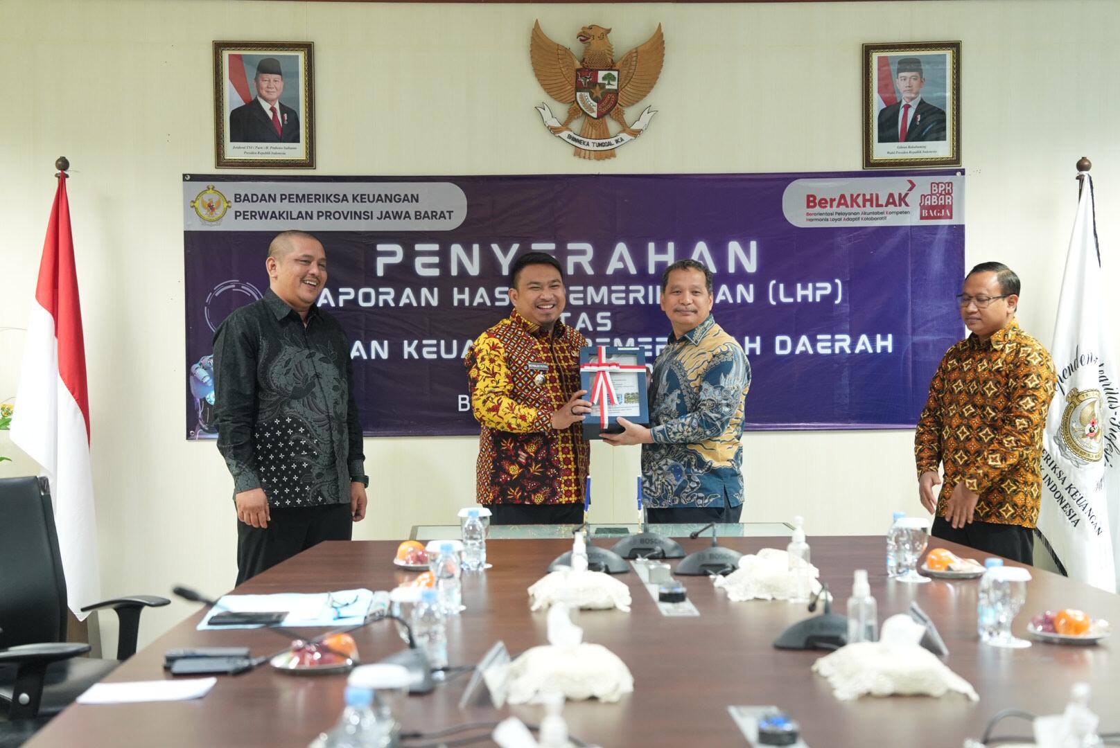 Pemerintah Kabupaten Subang kembali meraih opini Wajar Tanpa Pengecualian (WTP) dari Badan Pemeriksa Keuangan (BPK) atas Laporan Keuangan Pemerintah Daerah (LKPD) Tahun Anggaran 2024. Penyerahan Laporan Hasil Pemeriksaan (LHP) dilakukan di Kantor BPK Perwakilan Jawa Barat, Jumat (23/5/2025), dan diterima langsung oleh Bupati Subang Reynaldy Putra Andita.