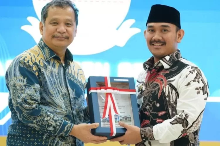 Bupati Bekasi Ade Kuswara Kunang menerima penghargaan dari Badan Pemeriksa Keuangan (BPK) Republik Indonesia Perwakilan Provinsi Jawa Barat atas Laporan Keuangan Pemerintah Daerah tahun 2024.