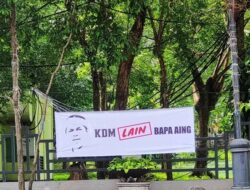 Ramai Spanduk Bertuliskan KDM Lain Bapa Aing Terbentang di Samping Jalan Kota Bandung