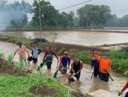 Cegah Banjir: Warga Desa Pagaden Gotong Royong Bersihkan Sungai