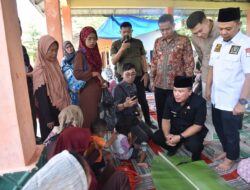 Dorong Ekonomi Rakyat Kecil, Bupati Kuningan Salurkan Bantuan PENA untuk Pedagang Sorabi