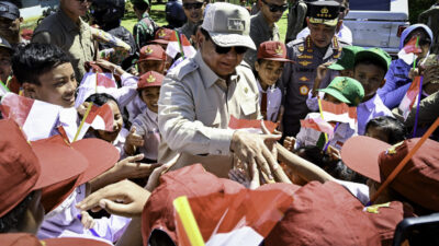 Presiden Prabowo Disambut Meriah Warga Saat Kunjungan Kerja ke Bengkayang