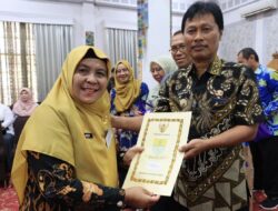 Wali Kota Cirebon Serahkan SK Pensiun, Apresiasi Pengabdian ASN
