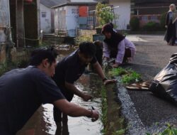 Wujudkan Desa Bersih dan Sehat, Mahasiswa KKN Bersama Warga Gardusayang Laksanakan “Jumsih” Jum’at Bersih