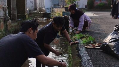 Wujudkan Desa Bersih dan Sehat, Mahasiswa KKN Bersama Warga Gardusayang Laksanakan “Jumsih” Jum’at Bersih