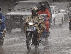 Menghadapi Jalan Basah: Tips Berkendara Motor di Musim Hujan