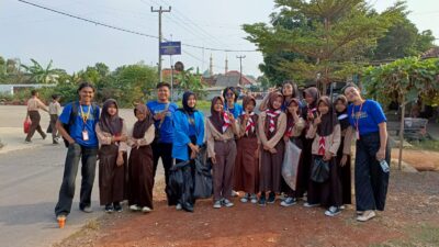 Dari Mekarjaya untuk Compreng Bersih: Mahasiswa KKNM Unsub dan Siswa SMP Bergerak