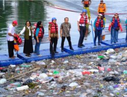 Solo Pasang Trash Barrier di Pintu Air Kleco, Cegah Sampah Masuk dari Luar Kota