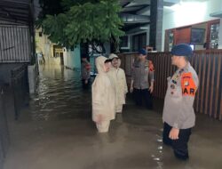 Brimob Polda Metro Jaya Gelar Patroli Siaga Banjir di Jati Padang