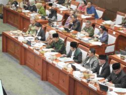 Gus Ipul Paparkan Strategi Bansos dan Sekolah Rakyat dalam Raker Bersama DPR