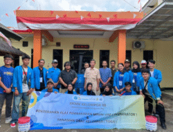 Dukung Desa Sehat dan Bersih, Mahasiswa KKNM Universitas Subang Serahkan Insinerator dan Tanaman Obat