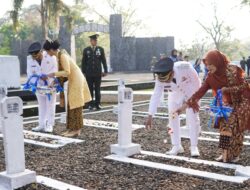 HUT ke-80 RI, Pemkab Subang Gelar Tabur Bunga di Taman Makam Pahlawan