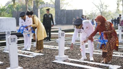 HUT ke-80 RI, Pemkab Subang Gelar Tabur Bunga di Taman Makam Pahlawan