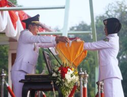Khidmat di Alun-Alun, Kang Akur Pimpin Penurunan Sang Merah Putih HUT ke-80 RI