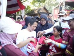 Bupati Purwakarta Gelorakan Nasionalisme Lewat Gerakan Pembagian Bendera Merah Putih