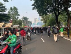 Demo 25 Agustus Tolak Tunjangan DPR Berujung Ricuh di Depan Gedung Parlemen
