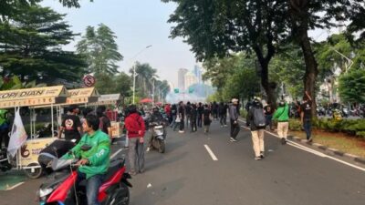 Demo 25 Agustus Tolak Tunjangan DPR Berujung Ricuh di Depan Gedung Parlemen