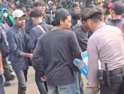 Meski Ricuh, Polisi Tetap Bagikan Air Mineral kepada Demonstran