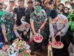 Kapolda Metro Tabur Bunga di Makam Affan Kurniawan
