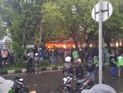 Demo Ricuh di Bandung, Massa Bakar Rumah Dekat DPRD Jabar
