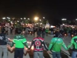 Malam Haru di Alun-Alun Subang, Ojol Nyalakan Lilin Demi Keadilan