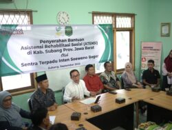 Program ATENSI Kemensos Hadir di Subang, Sekda Asep Nuroni Serahkan Bantuan