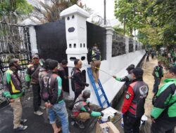 Ratusan Driver Ojol Turun ke Jalan, Bersihkan Kawasan Gedung Sate dan DPRD Jabar
