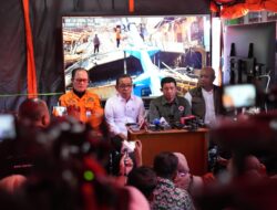 Menko PMK Tinjau Reruntuhan Musholla Ponpes Sidoarjo, Keluarga Korban Ikhlas Evakuasi Dilanjutkan dengan Alat Berat