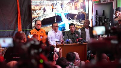 Menko PMK Tinjau Reruntuhan Musholla Ponpes Sidoarjo, Keluarga Korban Ikhlas Evakuasi Dilanjutkan dengan Alat Berat