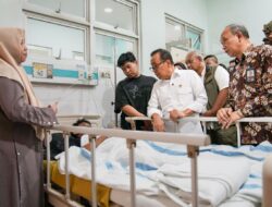 Menko PMK Jenguk Santri Selamat Runtuhnya Musholla Ponpes Al Khoziny, Beri Semangat untuk Pulih