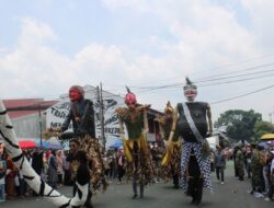 Ribuan Warga Antusias Saksikan Karnaval Budaya HUT ke-527 Kuningan