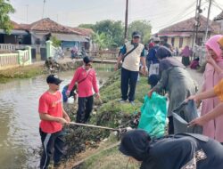 Peringati HKSN 2025, ASN Kemensos Bersama Warga Cikaum Bersihkan Sungai Tanjungpura