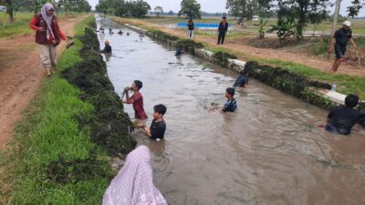 Hari Kedua HKSN 2025, Warga dan Relawan Hijaukan SS Mencil Desa Kihiyang