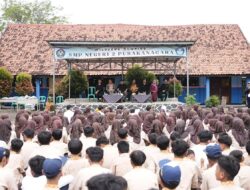 Ribuan Siswa SD-SMP Terima Seragam Gratis