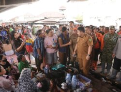 150 Warga Mengungsi di Fly Over Pamanukan, Kang Rey Salurkan Bantuan