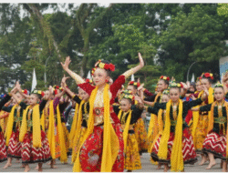 213 Penari Rampak Rayak-Rayak Semarakkan HJG Garut