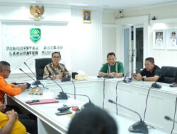 HADIRI RAPAT TINDAK LANJUT PENANGANAN TANGGUL JEBOL DAMPAK BANJIR PANTURA, SEKDA SUBANG PRIORITASKAN PERBAIKAN TANGGUL DAN KESELAMATAN WARGA