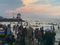 Diserbu Wisatawan saat Idul Fitri 1447 H, Pantai Pondok Bali Penuh Sesak