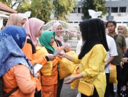 276 Petugas Kebersihan Terima Kadeudeuh dari Kang Rey di Momentum Ramadan