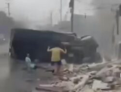 Diduga Hilang Kendali, Truk Tabrak Warung di Cipeundeuy