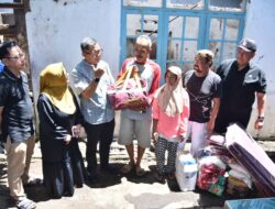 Respons Cepat, Sekda Kuningan Serahkan Bantuan untuk Warga Terdampak Kebakaran