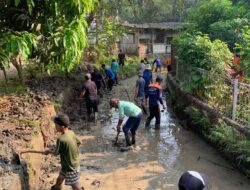 Warga Desa Pagaden Gotong Royong Bersihkan Sungai, Bupati Subang Beri Apresiasi