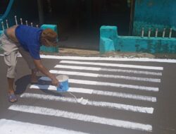 Warga Cinangling Gotong Royong Cat Marka Jalan Secara Swadaya