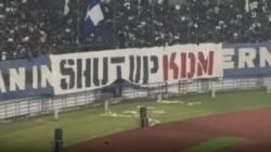 Aksi Spanduk “Shut Up KDM” Ramai di GBLA, Warnai Laga Persib vs Arema