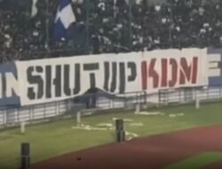 Aksi Spanduk “Shut Up KDM” Ramai di GBLA, Warnai Laga Persib vs Arema
