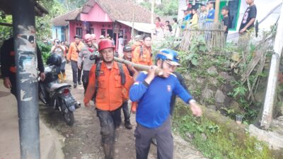 Dua Wisatawan Asal Karawang Tewas Tertimbun Longsor di Curug Cileat Subang