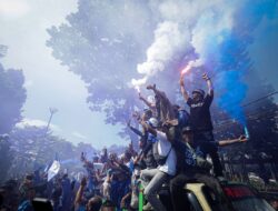Ratusan Ribu Bobotoh Sambut Konvoi Persib